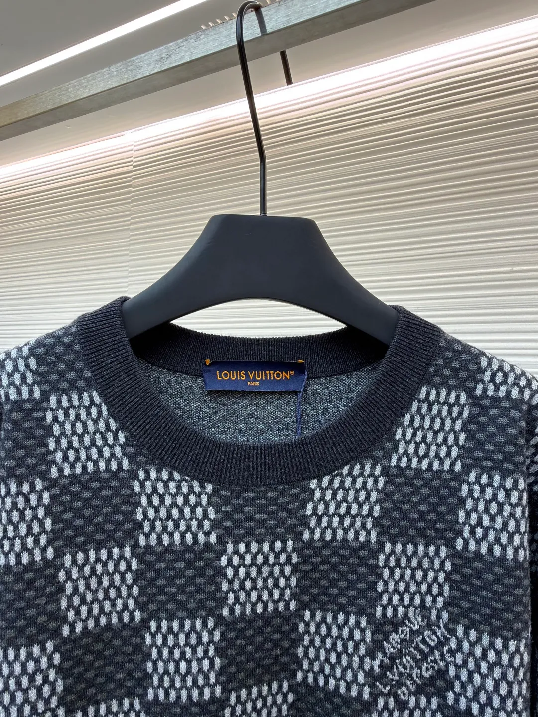 LOUIS VUITTON round neck checkerboard jacquard wool blended sweater ●Authentic product: Purchased and developed for 10800 ●Item number: 1681003-B25 ●Fabric: wool fabric ●Technology: Knitting ●Version: Fitted version ●Weight: about 585 grams ●Size: XS-S-M-L ●Description: 30 wool, 70% acrylic color, fixed dyeing yarn. This style uses [7-needle Juxin machine] to weave the piece. [9 yarn feeders] are required for the front logo hanging area. The whole piece is [moving the needle and twisting the rope]. The intersection of the twisting rope is prone to holes. The color adjustment part of the whole piece [the yarn is wool], and the machine adjustment time is long. The needles added at the bottom of the sleeve clip are all edged, which increases the loom time and sewing time. Because the logo is hung with wool, the brown thread is clamped on the edge and needs to be drawn out. Moreover, due to the characteristics of wool, lint will appear when drawing out the thread. It is necessary to manually remove the stray hair bit by bit, which is very time-consuming. The overall wiring is straight and delicate, the fabric is comfortable and soft, and the color is consistent without color difference. It can be matched with the same style to create a fashionable look and control various occasions. Customized accessories, complete with three standards, same style for men and women!